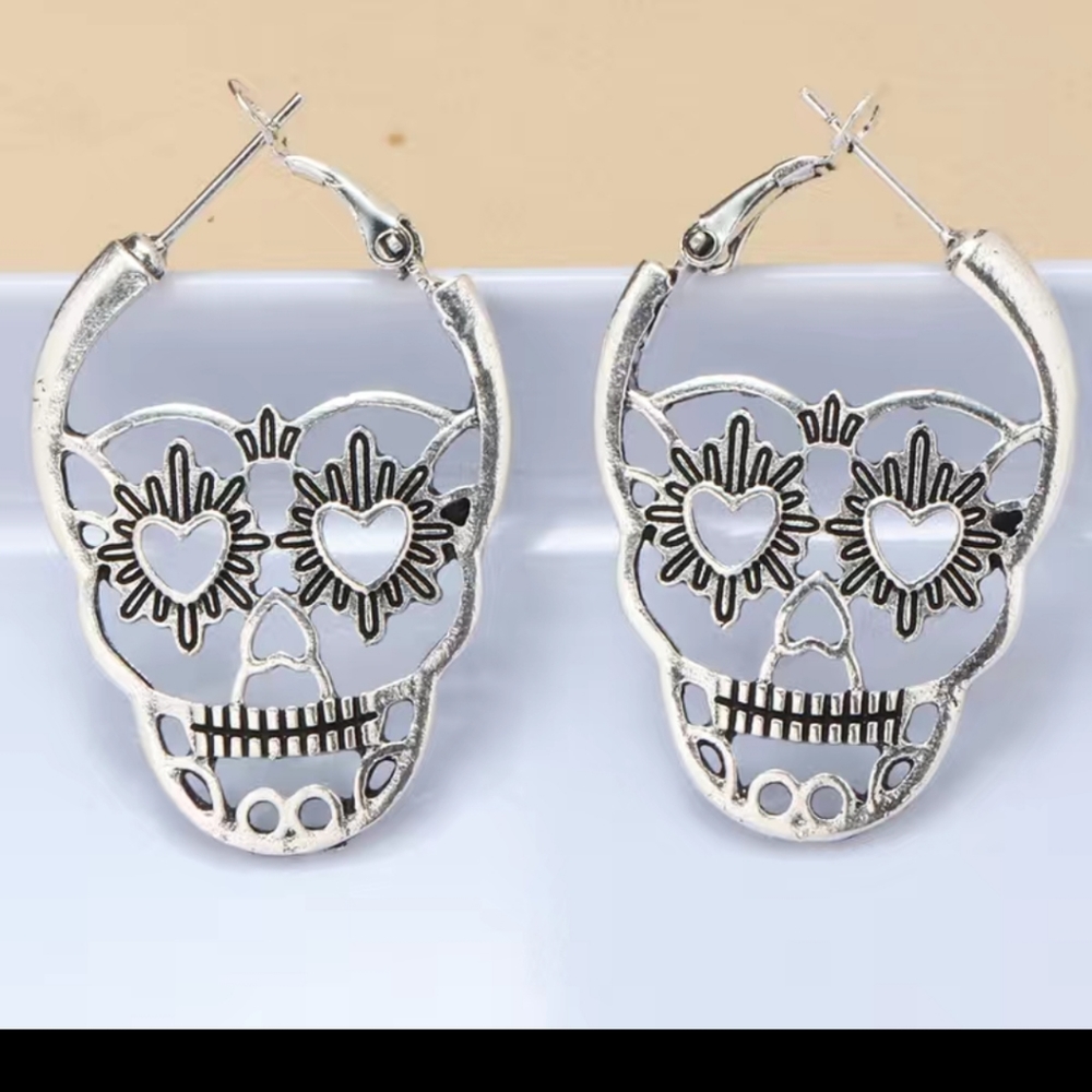 NIP Silvertone Skull Earrings - Picture 2 of 3